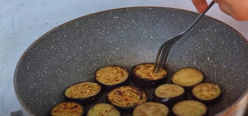 Repet &icirc;n fiecare an și nu mă plictisește niciodată. Rețeta nu e complicată, dar ce frumusețe: aperitiv din vinete pentru iarnă