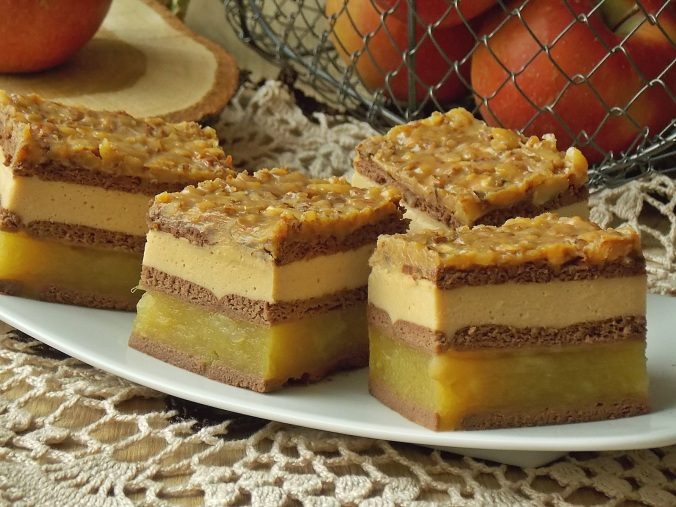 Prăjitură cu mere, budincă de caramel și nuci