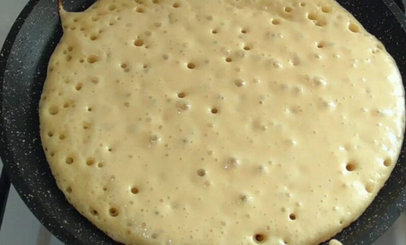 ></p> <p>Ungeți clătitele cu unt după coacere pentru a le oferi un gust deosebit.</p> <p><img src=