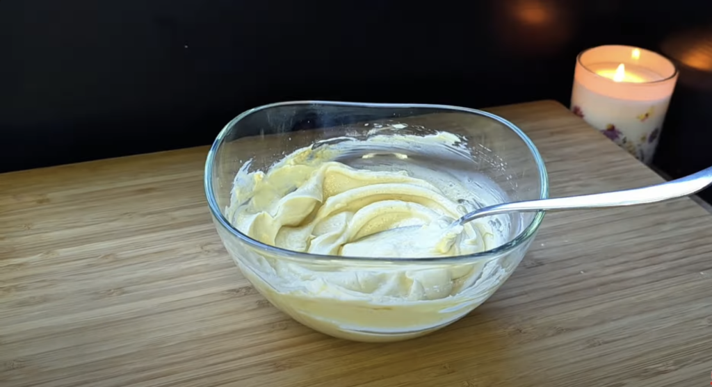 Tartă cu mandarine din aluat foietaj, cremă de br&acirc;nză de vaci și migdale
