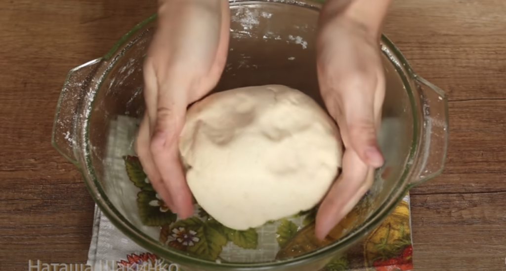 Rulouri aurii cu br&acirc;nză dulce și zahăr: perfecte pentru ceaiul de după-amiază!