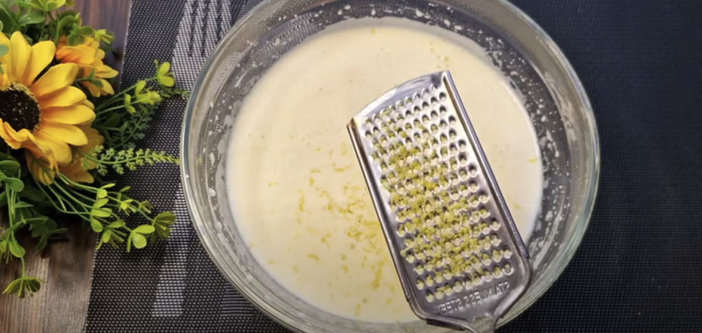 Tort pufos cu lăm&acirc;ie și fistic - Ideal pentru orice ocazie!