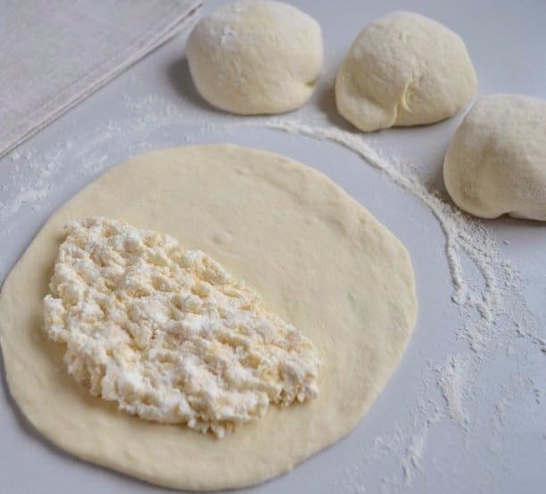 Rețetă de plăcinte cu usturoi și br&acirc;nză