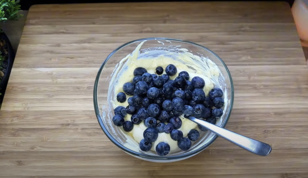 Crocant de afine din aluat foietaj cu umplutură pufoasă de br&acirc;nză și fulgi de migdale