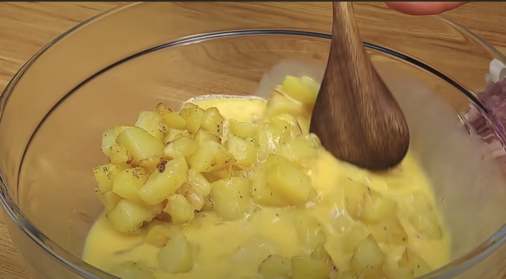 Tort de cartofi la cuptor cu carne tocată de vită și br&acirc;nză &ndash; perfect cu sos cremos de ciuperci și spanac