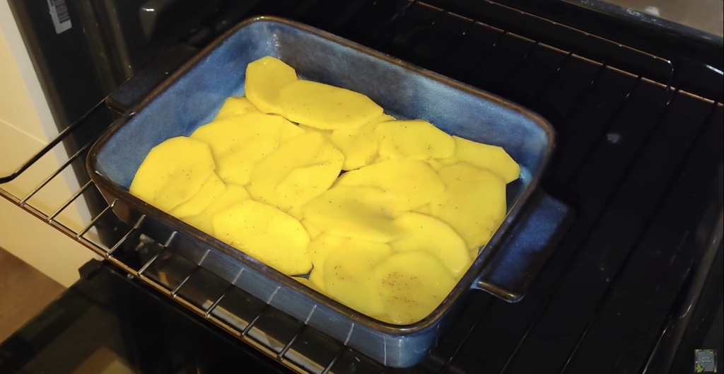 Cartofi gratinați cu spanac și br&acirc;nză &ndash; Rețetă simplă și gustoasă