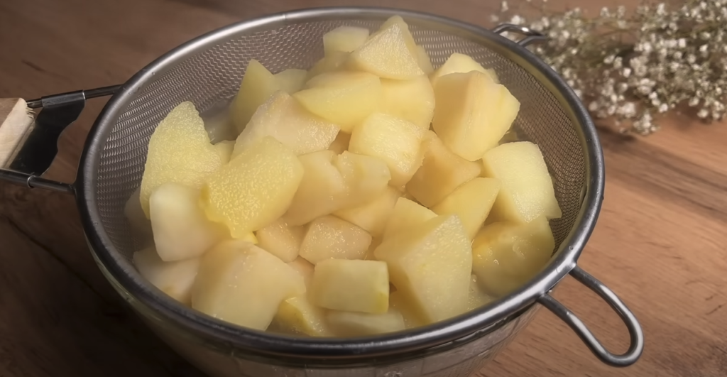 Desert simplu cu mere și ciocolată: doar 2 ingrediente!