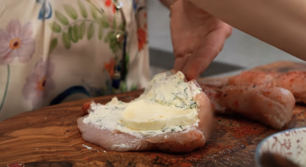 Piept de pui umplut cu br&acirc;nză și unt cu ierburi și usturoi, &icirc;n crustă crocantă