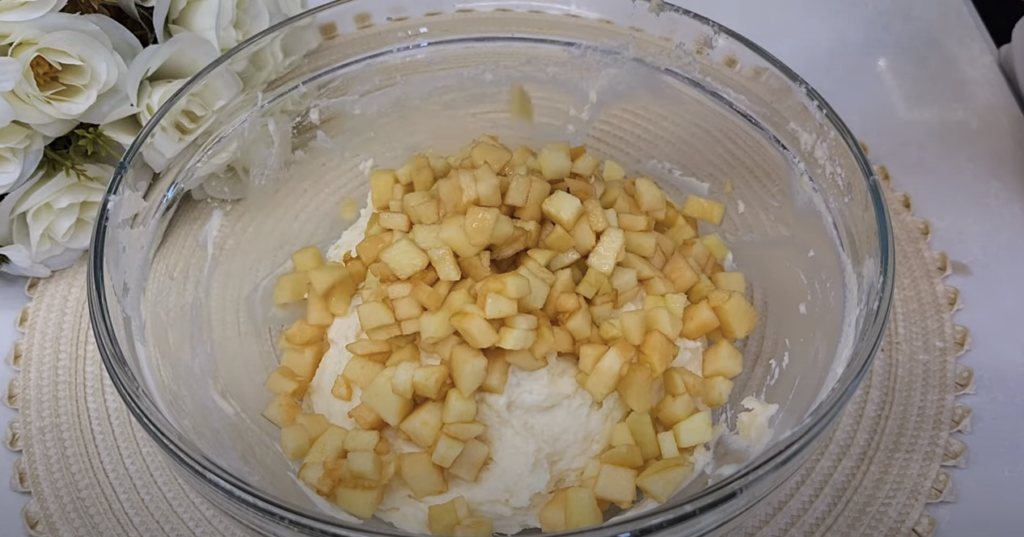 Ai nevoie doar de kefir, mere și 10 minute &ndash; &Icirc;n c&acirc;teva clipe vei avea aceste plăcinuțe cu mere gata!