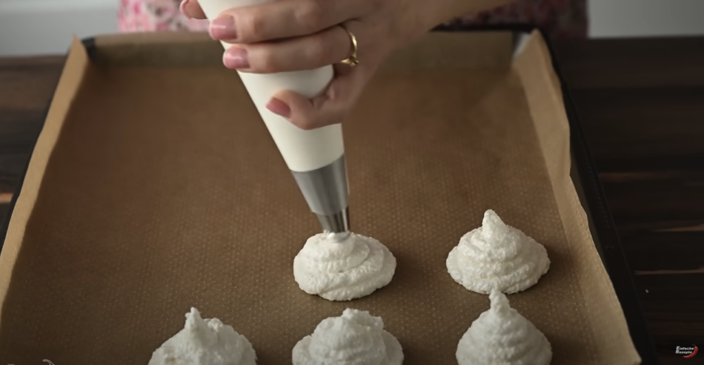 Prăjiturele din bezea cu cremă de ciocolată și dulceață de căpșuni