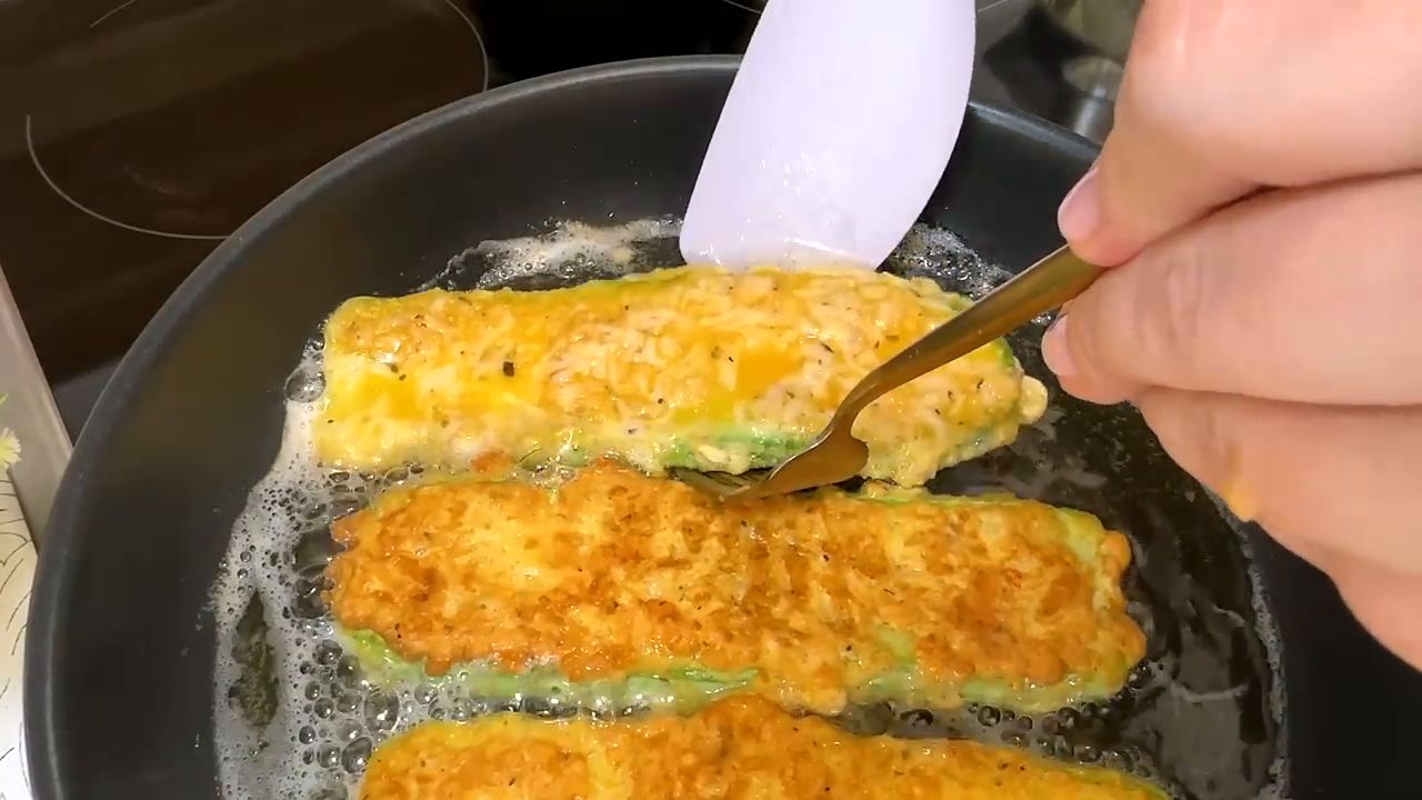 Lahodn&eacute; smažen&eacute; cukety v s&yacute;rov&eacute;m z&aacute;balu se svěž&iacute;m dresinkem