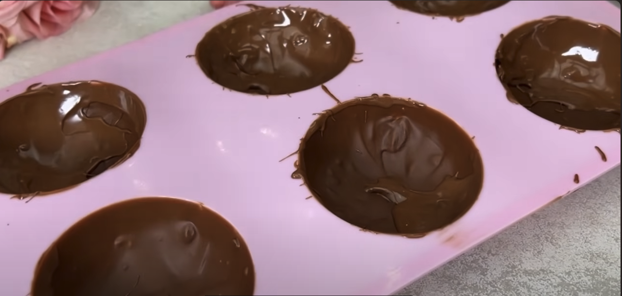 Praline de ciocolată umplute cu cocos și căpșuni