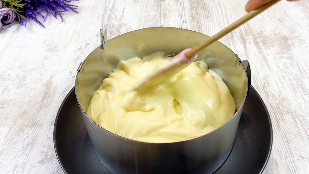 Tort cu blat de ecler și cremă fină de vanilie