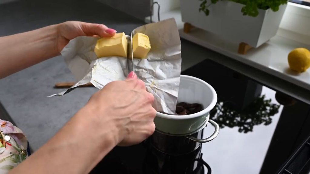 Prăjiturele fragede cu cremă de vanilie, brandy și nuci 