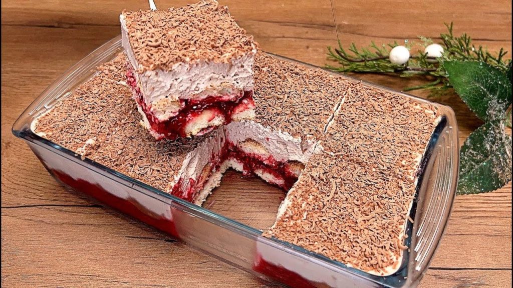 Desert fără coacere cu pișcoturi, zmeură și cremă de ricotta cu cacao