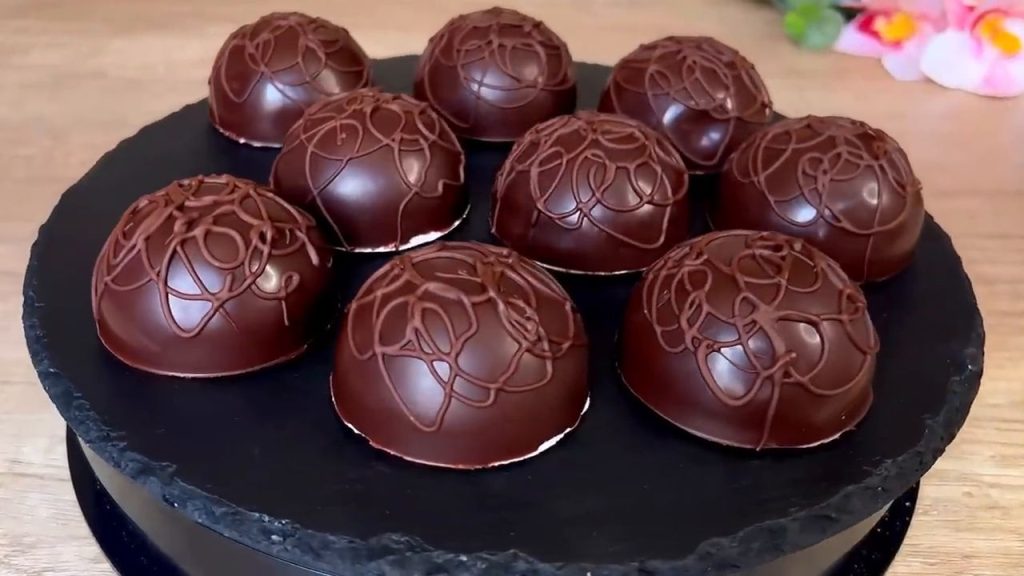 Desert cu ciocolată și jeleu de căpșuni: o delicatesă din DOAR 4 ingrediente