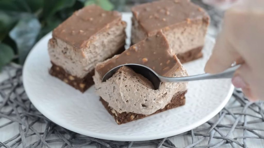 Tort cu blat de cacao, mousse de ciocolată, alune de pădure și glazură
