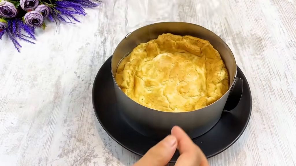 Tort cu blat de ecler și cremă fină de vanilie