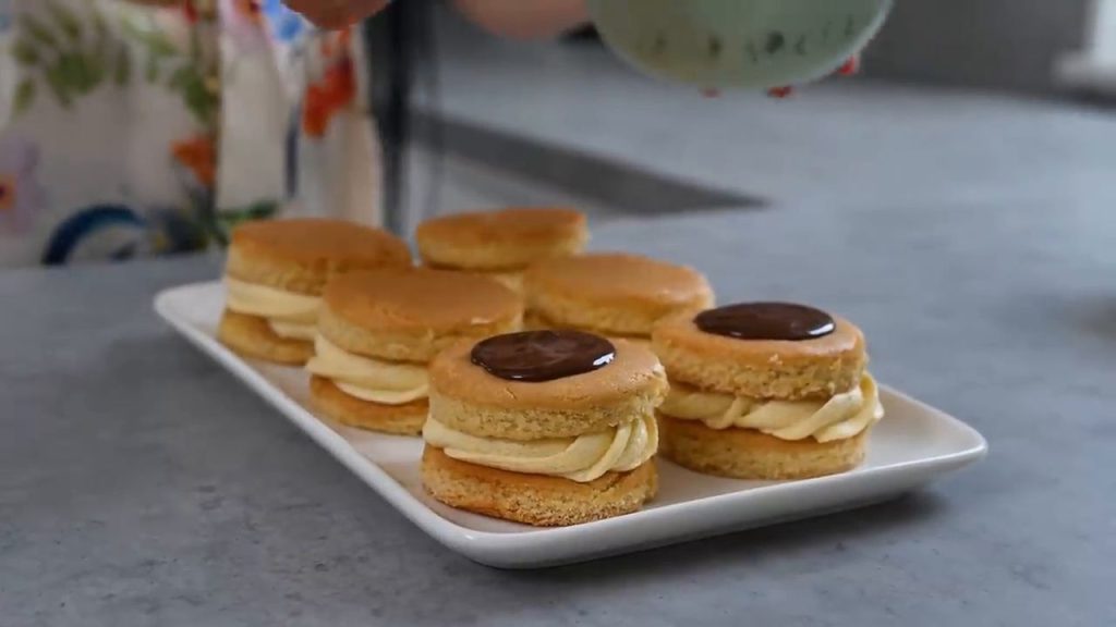 Prăjiturele fragede cu cremă de vanilie, brandy și nuci 