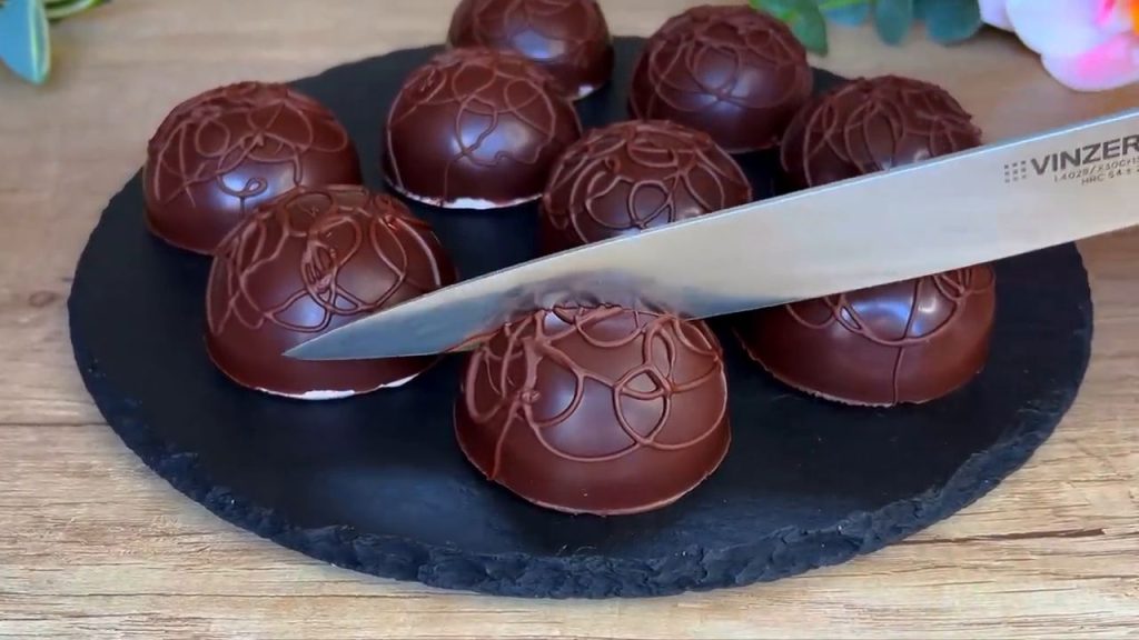 Desert cu ciocolată și jeleu de căpșuni: o delicatesă din DOAR 4 ingrediente