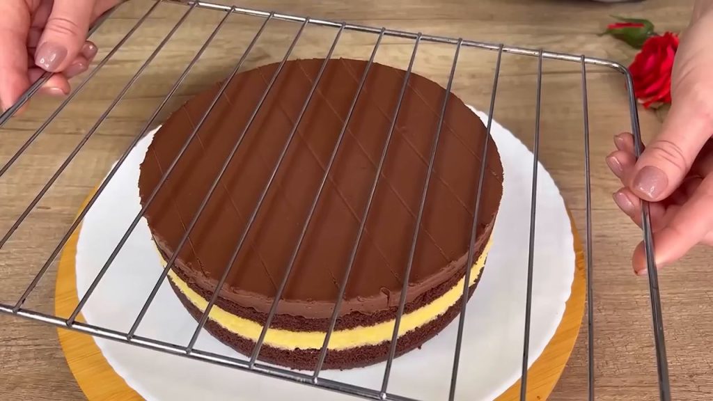 Tort cu ciocolată belgiană și cremă de vanilie &ndash; un desert excelent pentru cafea