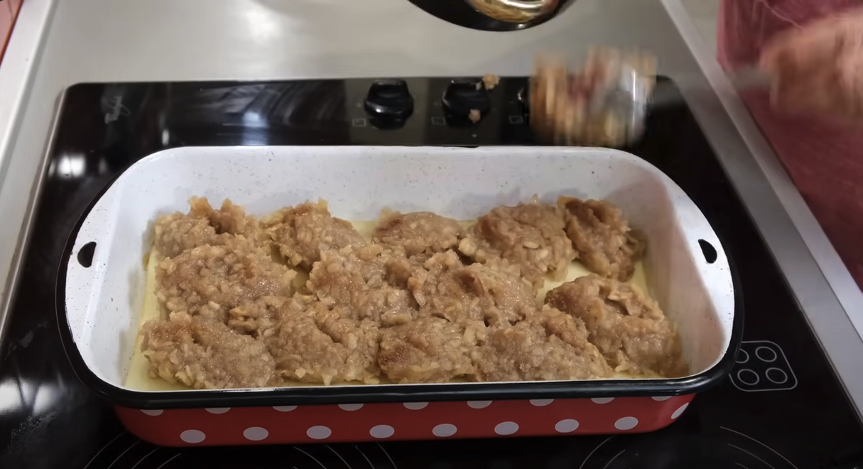 Prăjitură delicioasă cu mere, aluat fraged și scorțișoară parfumată