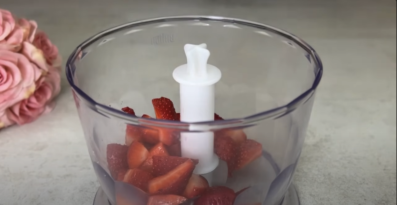 Praline de ciocolată umplute cu cocos și căpșuni