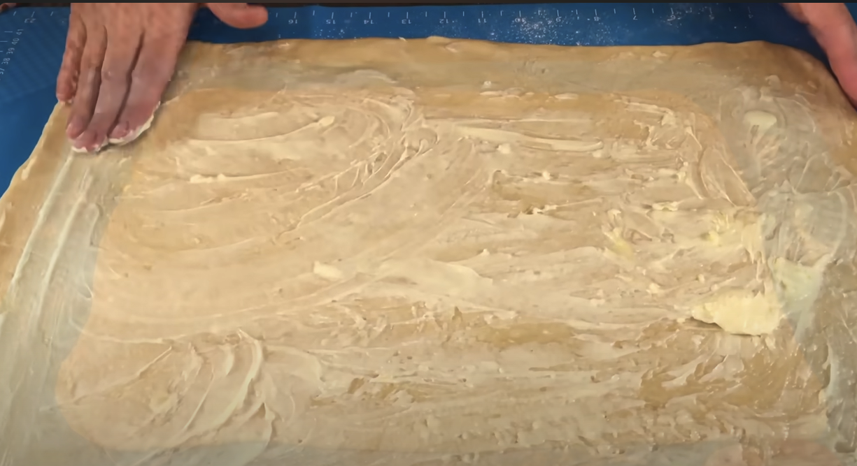  Melci pufoși cu scorțișoară și glazură de br&acirc;nză