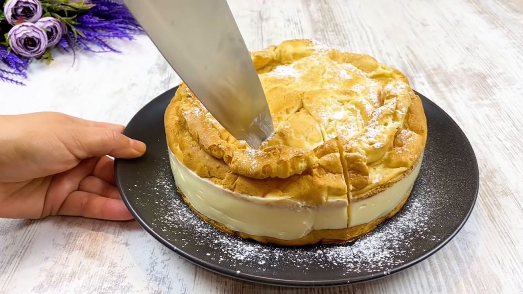 Tort cu blat de ecler și cremă fină de vanilie