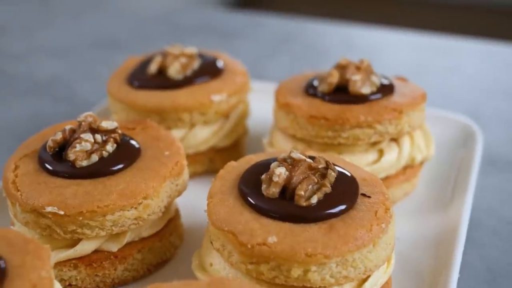 Prăjiturele fragede cu cremă de vanilie, brandy și nuci 