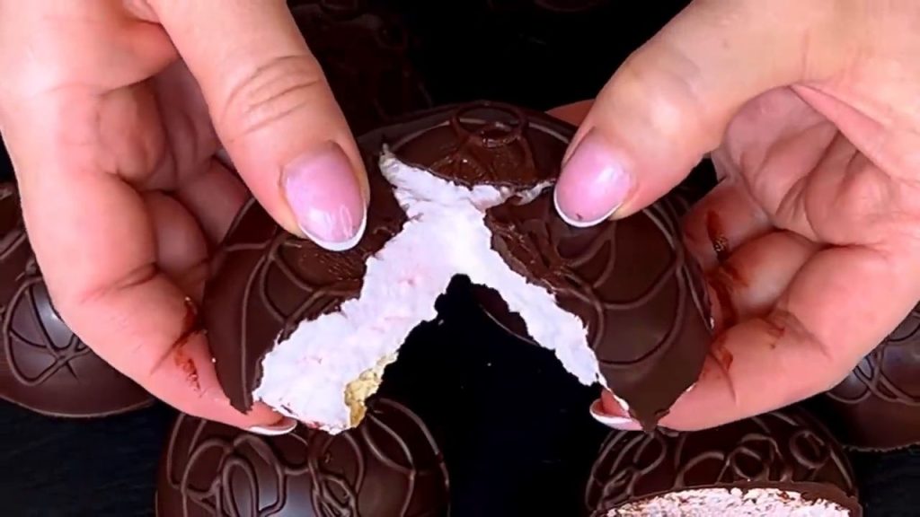 Desert cu ciocolată și jeleu de căpșuni: o delicatesă din DOAR 4 ingrediente