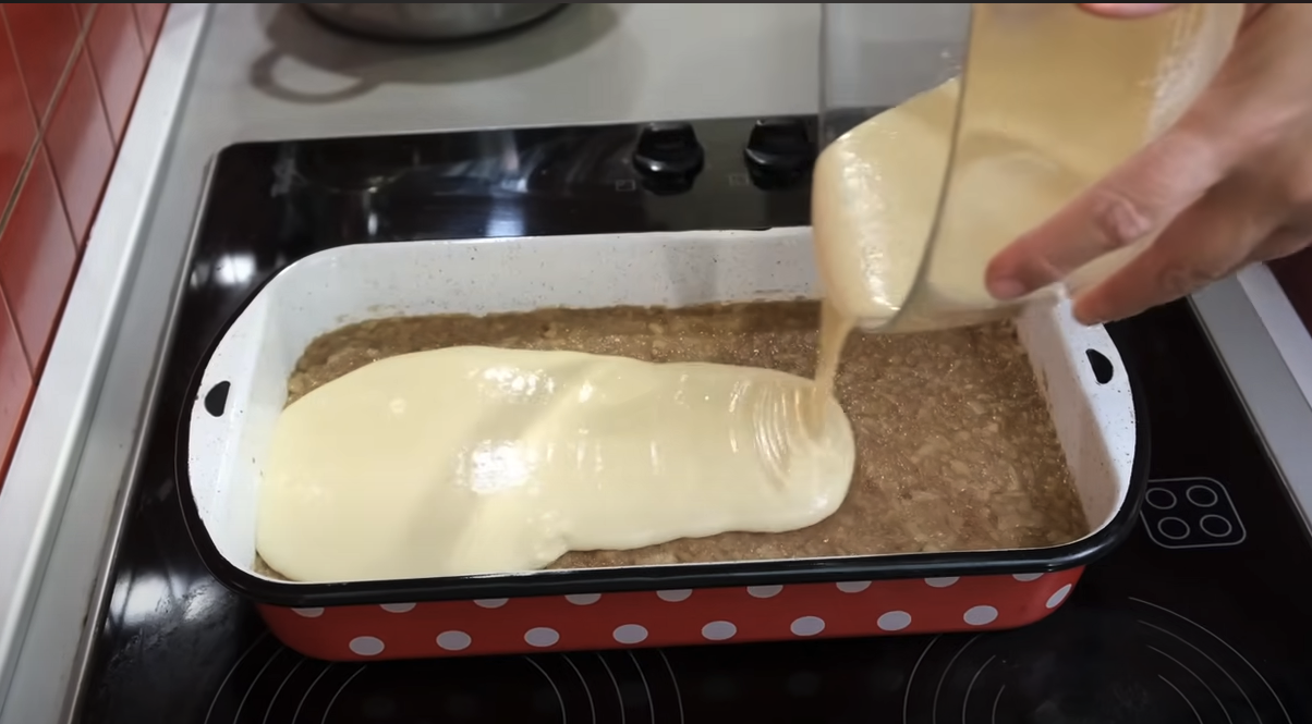 Prăjitură delicioasă cu mere, aluat fraged și scorțișoară parfumată