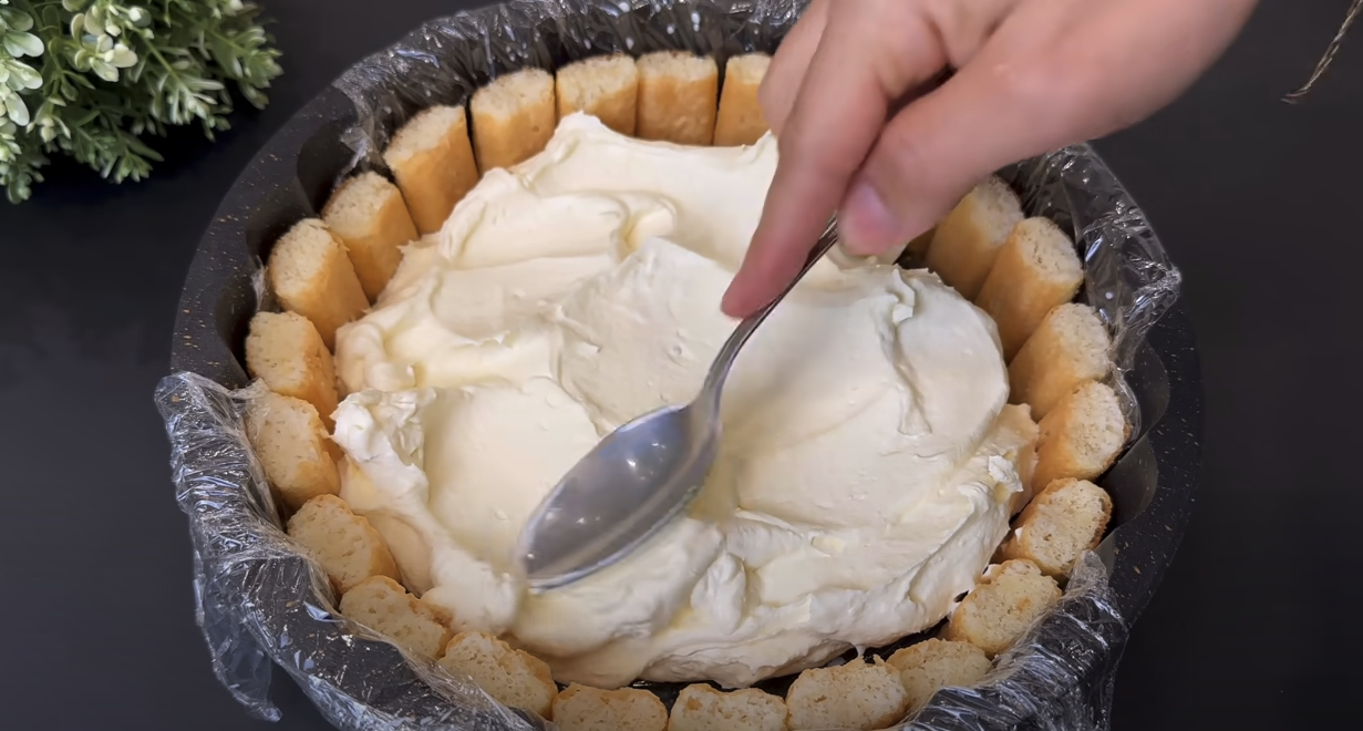 Desert de pișcoturi cu cremă de smântână și portocale