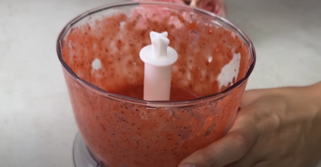 Praline de ciocolată umplute cu cocos și căpșuni