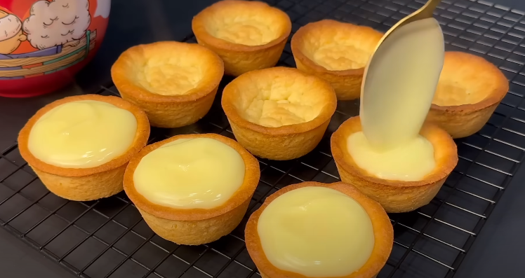 Mini-tarte cu cremă fină de lăm&acirc;ie - un desert cu care &icirc;ți vei impresiona musafirii!