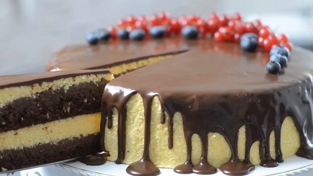 Un tort minunat cu nuci și ciocolată, umplut cu cremă de cocos.