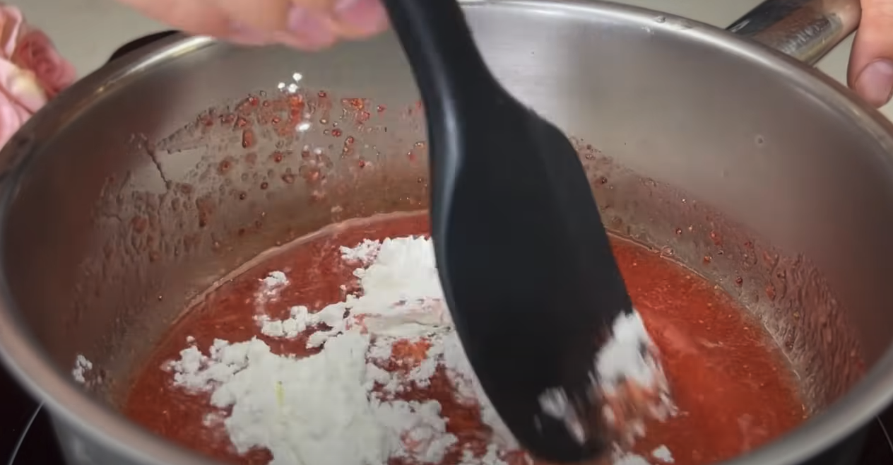 Praline de ciocolată umplute cu cocos și căpșuni