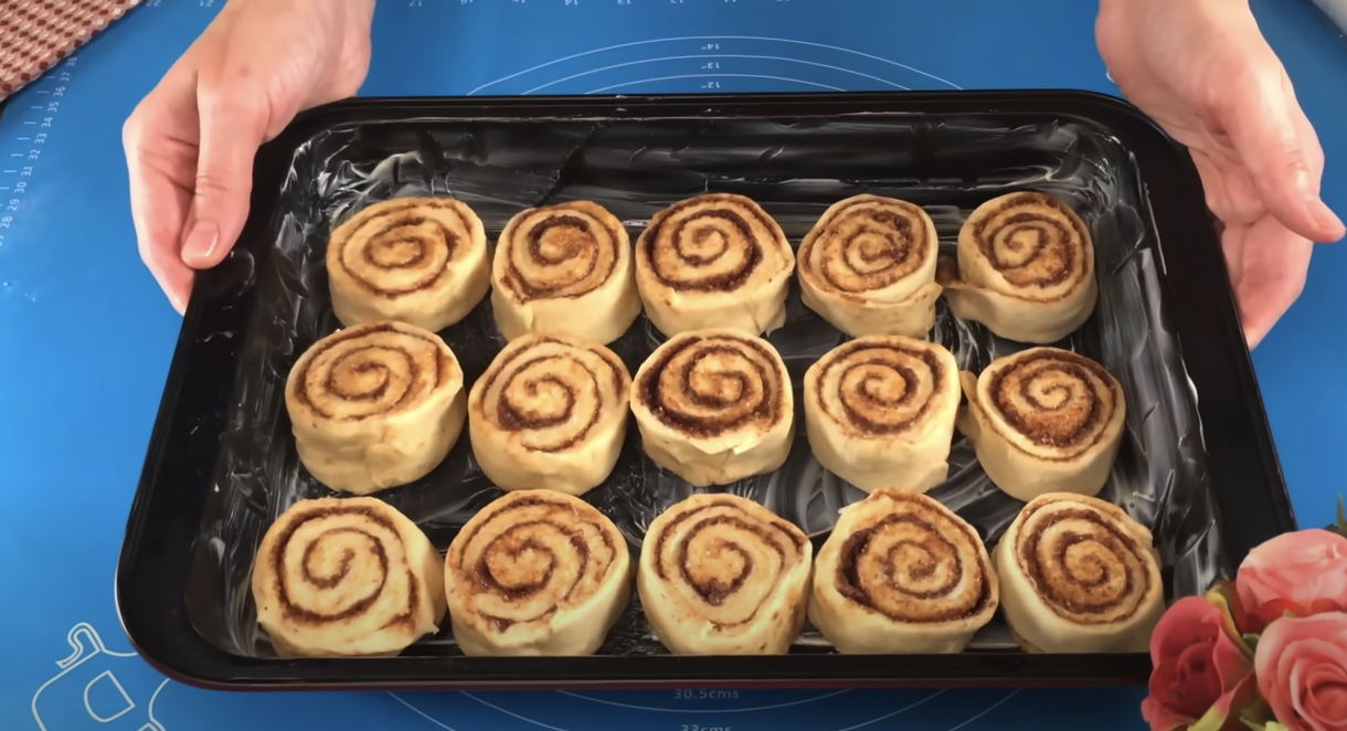  Melci pufoși cu scorțișoară și glazură de br&acirc;nză