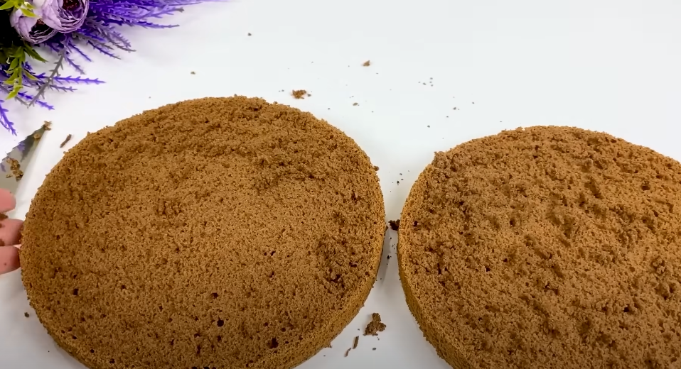 Tort cu blaturi pufoase de cacao și cremă de lapte condensat