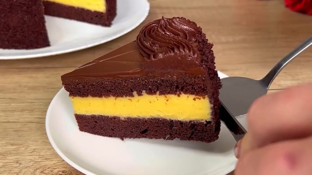 Tort cu ciocolată belgiană și cremă de vanilie &ndash; un desert excelent pentru cafea