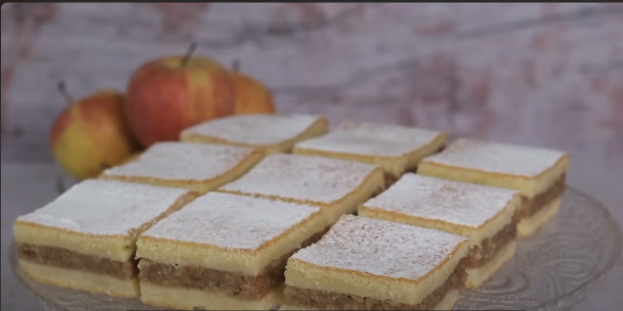 Prăjitură delicioasă cu mere, aluat fraged și scorțișoară parfumată