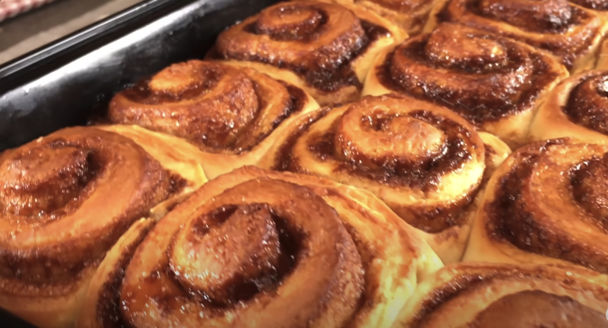  Melci pufoși cu scorțișoară și glazură de br&acirc;nză