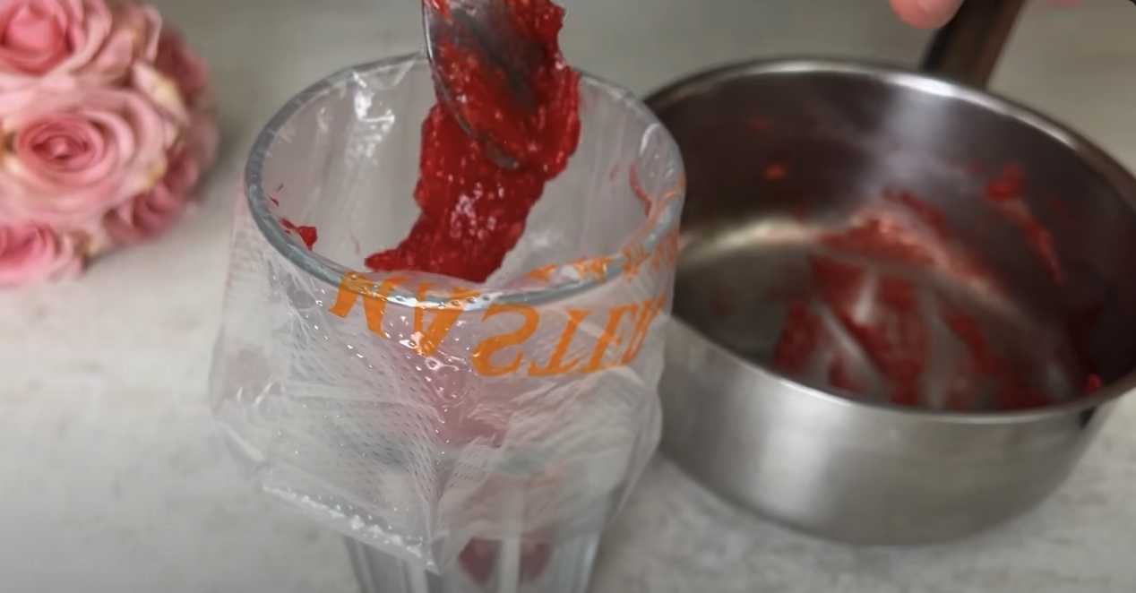 Praline de ciocolată umplute cu cocos și căpșuni