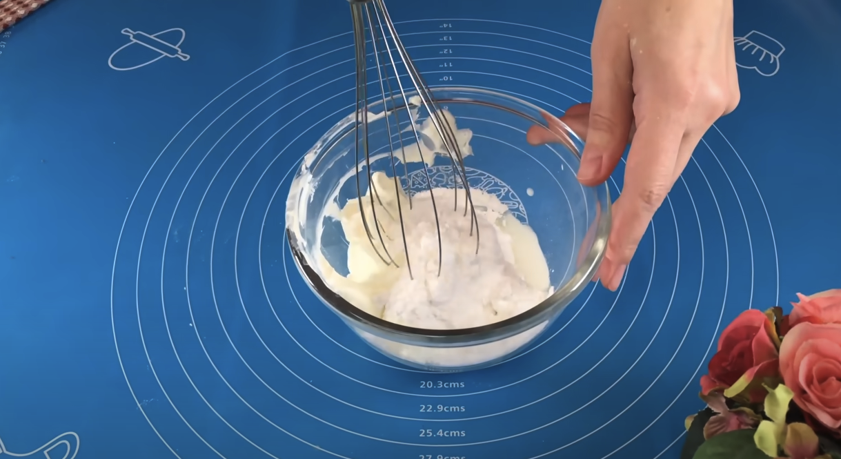  Melci pufoși cu scorțișoară și glazură de br&acirc;nză