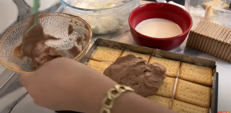 Prăjitură delicioasă cu Nutella, frișcă și biscuiți