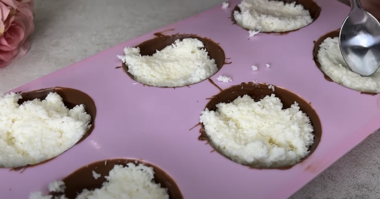 Praline de ciocolată umplute cu cocos și căpșuni