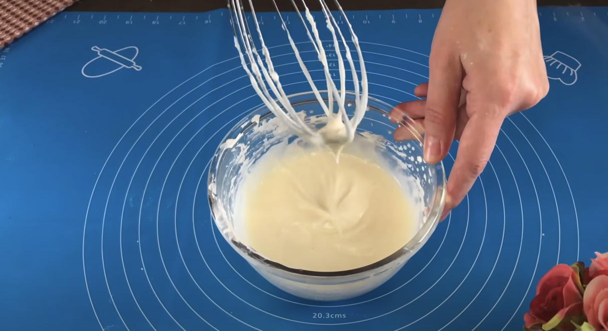  Melci pufoși cu scorțișoară și glazură de br&acirc;nză