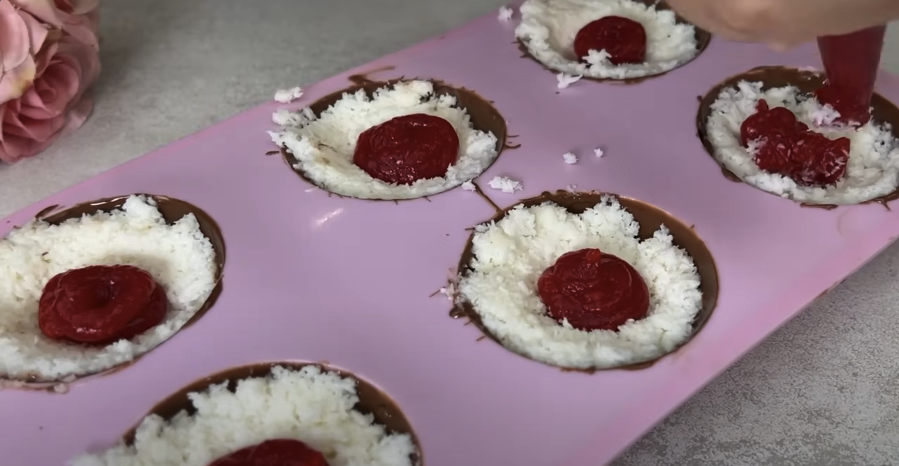 Praline de ciocolată umplute cu cocos și căpșuni