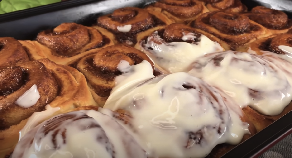  Melci pufoși cu scorțișoară și glazură de br&acirc;nză