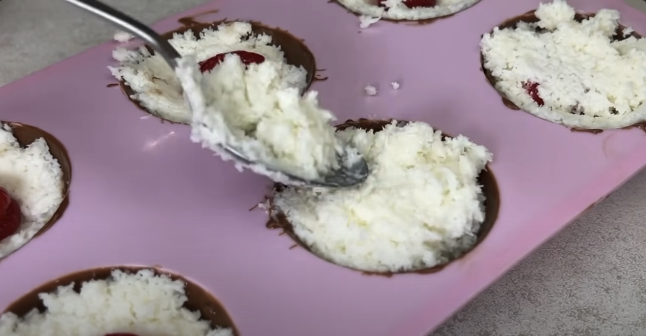 Praline de ciocolată umplute cu cocos și căpșuni